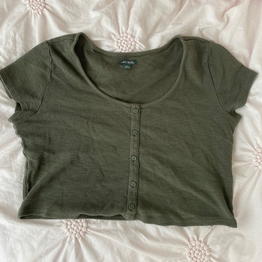 Green cropped tee
